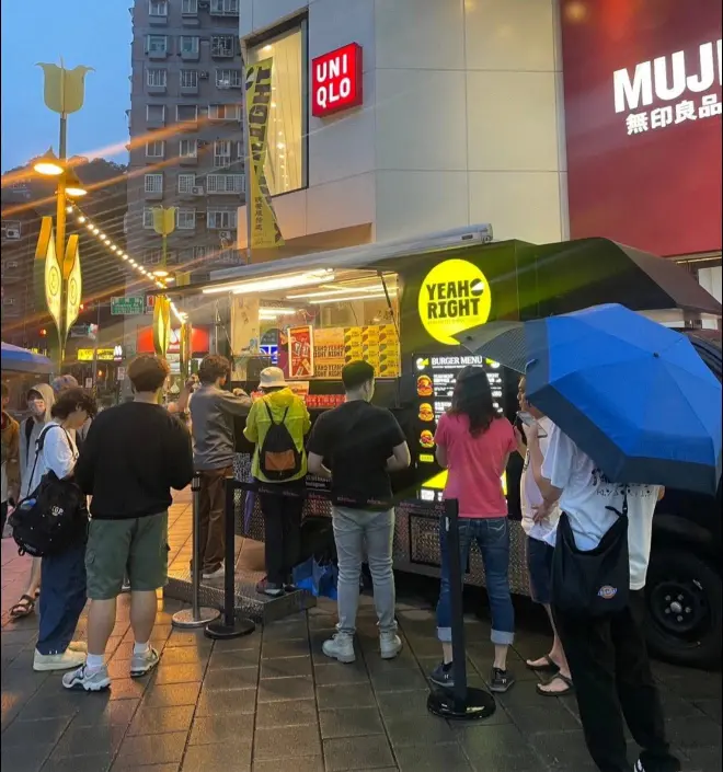 《瀚星百貨xYeah Right Food Truck漢堡餐車》