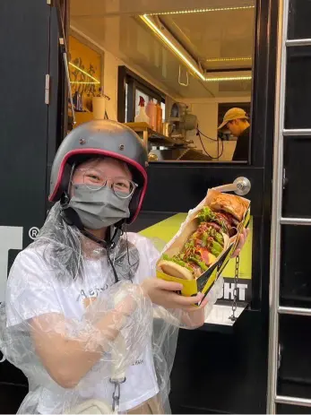 《瀚星百貨xYeah Right Food Truck漢堡餐車》