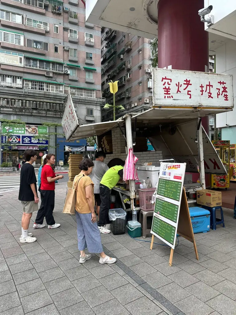 美味訊息《瀚星百貨x KK手工窯烤披薩》