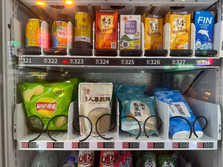 快報《瀚星百貨 x 摩寶自動販賣機》