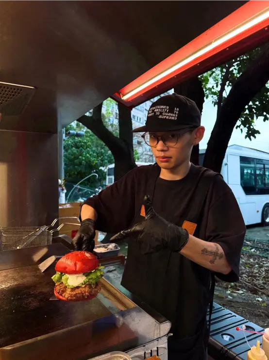 美味訊息【瀚星百貨 × No Napkins漢堡餐車】