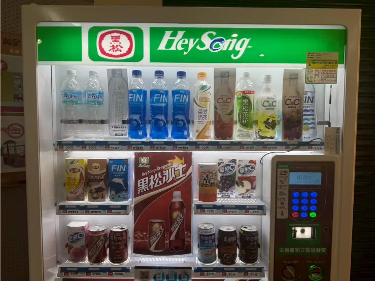 《瀚星百貨 x 黑松飲料販賣機》