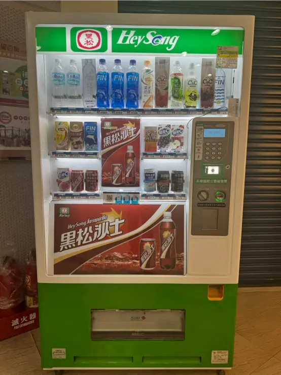《瀚星百貨 x 黑松飲料販賣機》